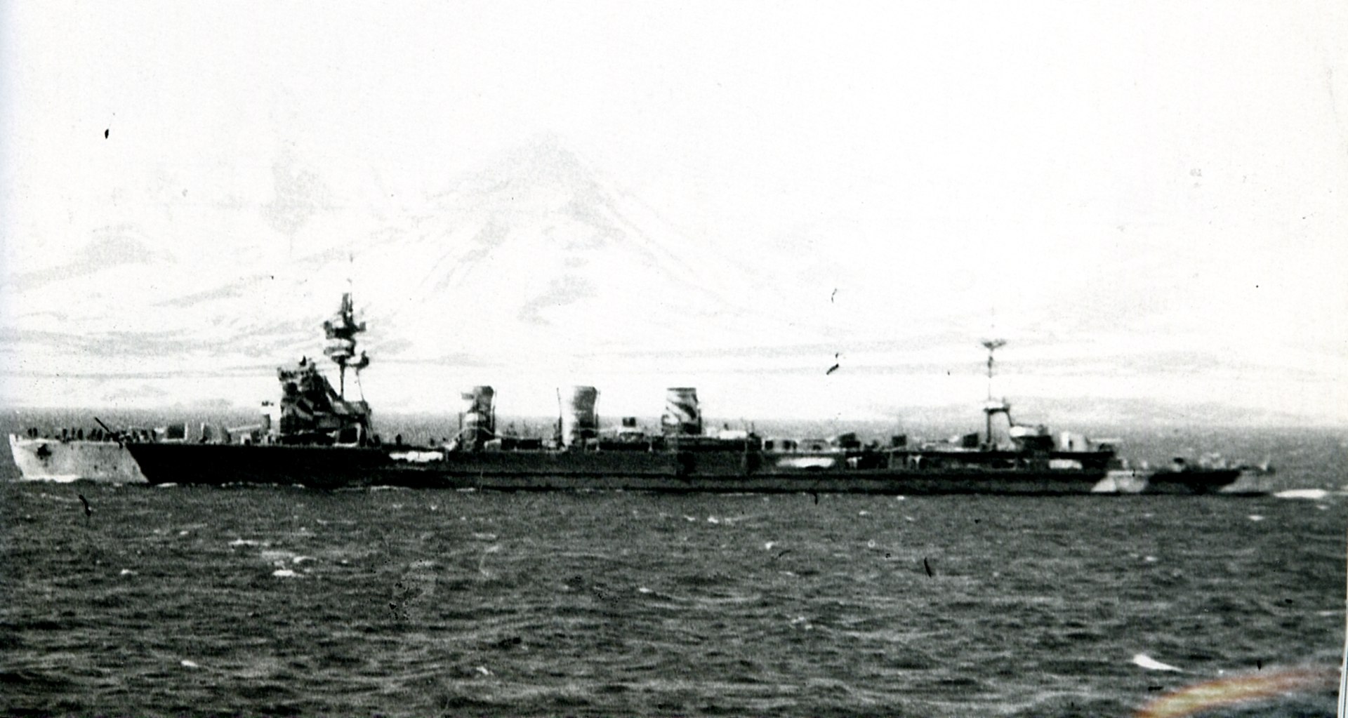 a1920px Japanese cruiser Kiso in 1942